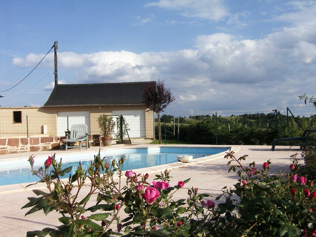 Piscine-avec-ses-massifs-de-fleurs