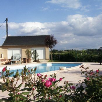 Piscine avec ses massifs de fleurs